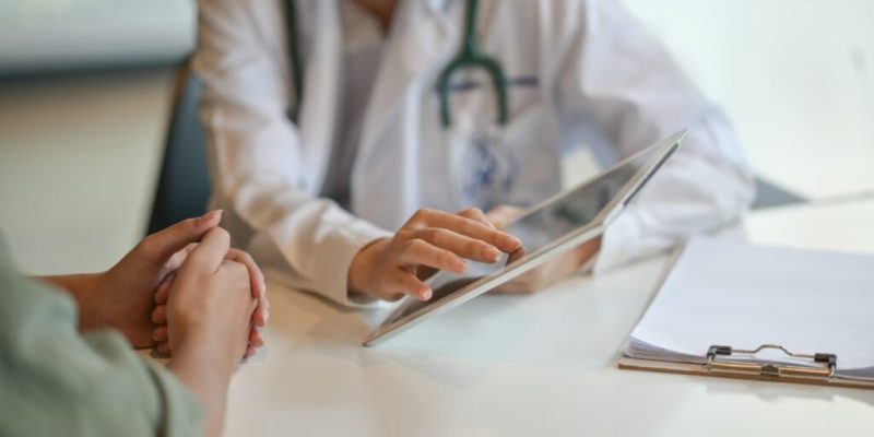 proscribe-313906-doctor-patient-tablet-blogbanner-1-1024x536